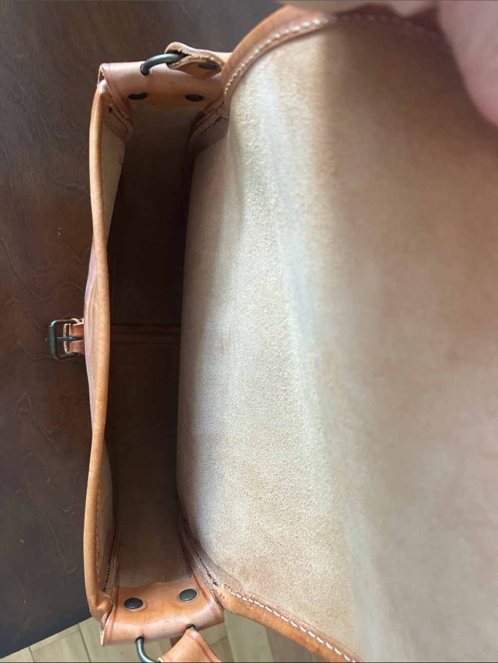 Italian Leather Vera Tolfa Catana Tan Leather crossbody Bag - Women - Picture 2 of 3